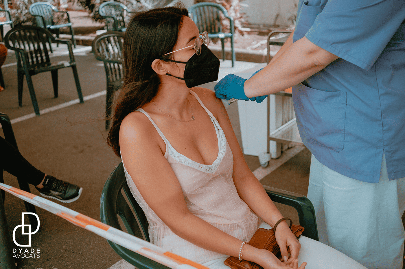 Personne entrain de se faire vacciner pour rentrer dans son entreprise