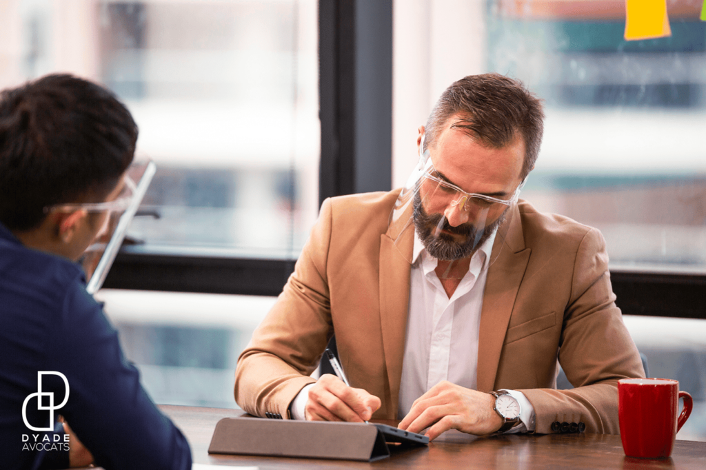 Un patron signe un contrat de baisse de salaire