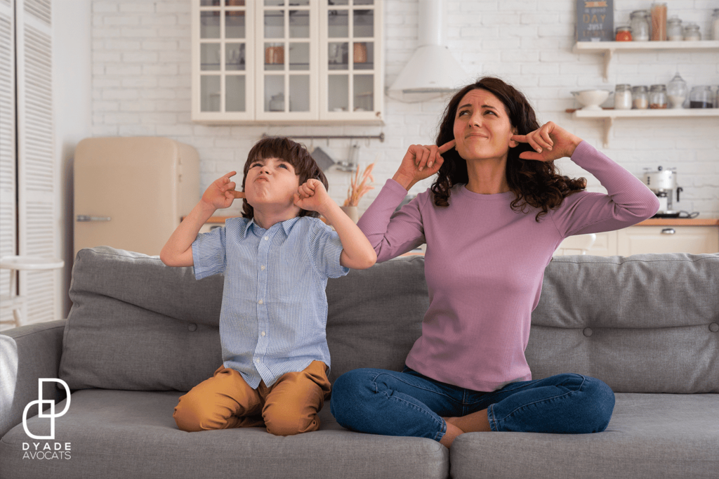 mère et fils se bouchent les oreilles à cause des voisins bruyants
