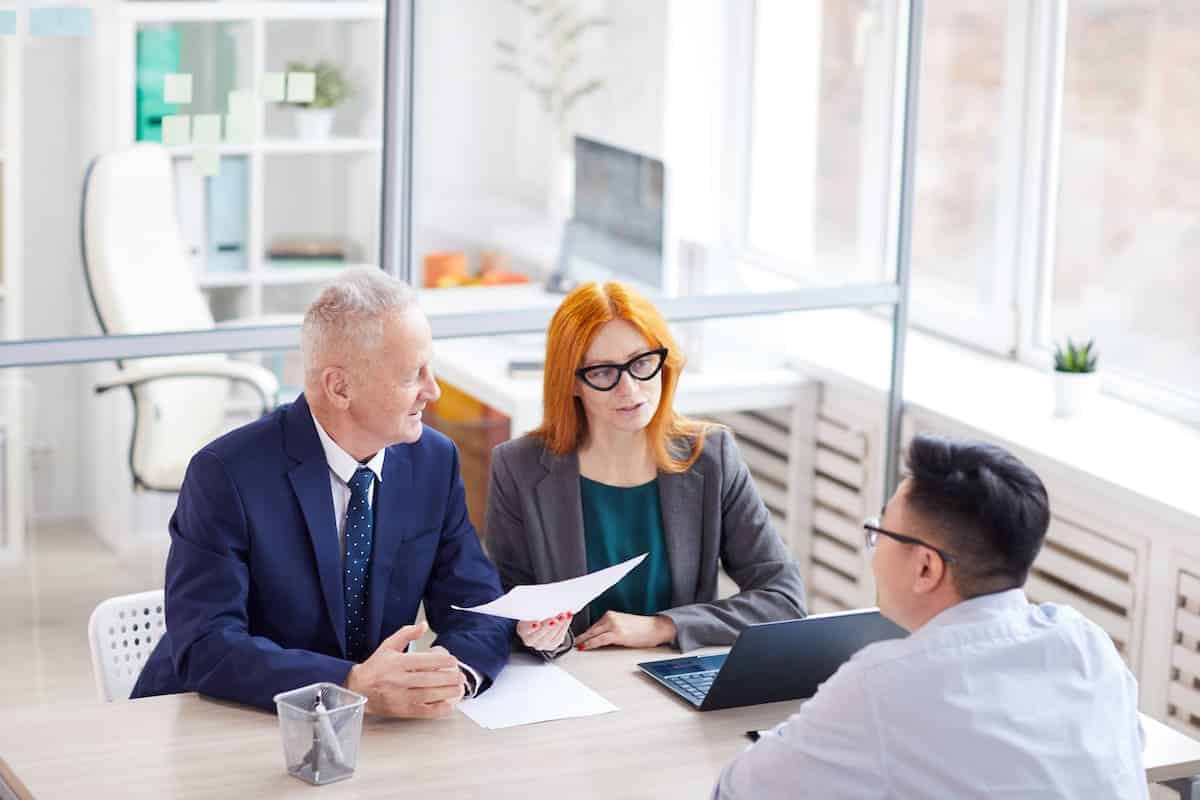 un employé laissant derrière lui ses affaires de travail, symbolisant l'abandon de son poste. Cela peut avoir des conséquences graves pour l'employé et l'employeur, tant sur le plan juridique que professionnel. Il est important de comprendre les nouvelles lois en vigueur et les procédures à suivre en cas d'abandon de poste.