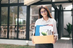 Cette image montre un individu assis à son bureau, en train de rédiger une lettre de démission. Il a l'air visiblement contrarié et stressé, et il est entouré de documents et de papiers qui semblent indiquer une situation professionnelle chaotique. Il est possible que cette personne soit en train de démissionner contre son gré, peut-être suite à des pressions de la part de son employeur ou à des conditions de travail intenables. La démission forcée est une situation difficile pour toutes les parties impliquées, car elle peut causer de la frustration, de la colère et de la tristesse pour l'individu qui quitte son emploi, et elle peut aussi causer des perturbations pour l'entreprise qui doit trouver un remplaçant.