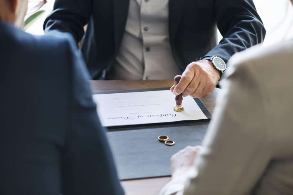 Un homme et une femme qui voit un avocat pour une ordonnance de protection