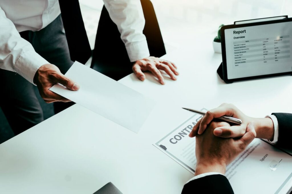 Un patron qui refuse la démission de son employé