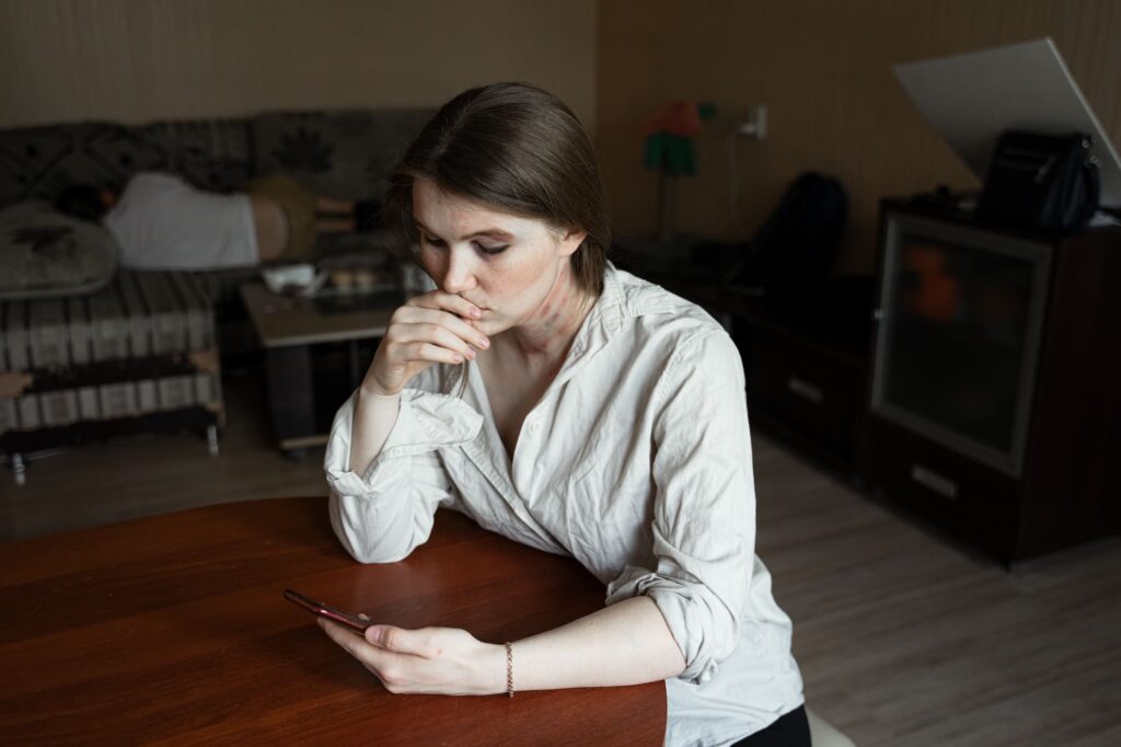 Femme qui appelle un avocat contre la violence conjugale