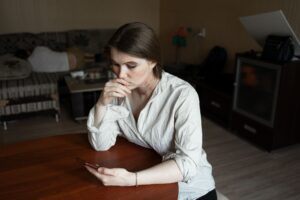 Femme qui appelle un avocat contre la violence conjugale