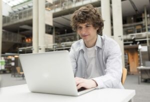 un étudiant demande l'aide mdph