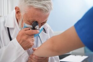 un docteur qui consulte un patient atteint de canal carpien