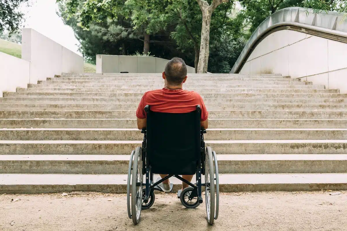 Personne en fauteuil roulant, illustrant la mobilité réduite