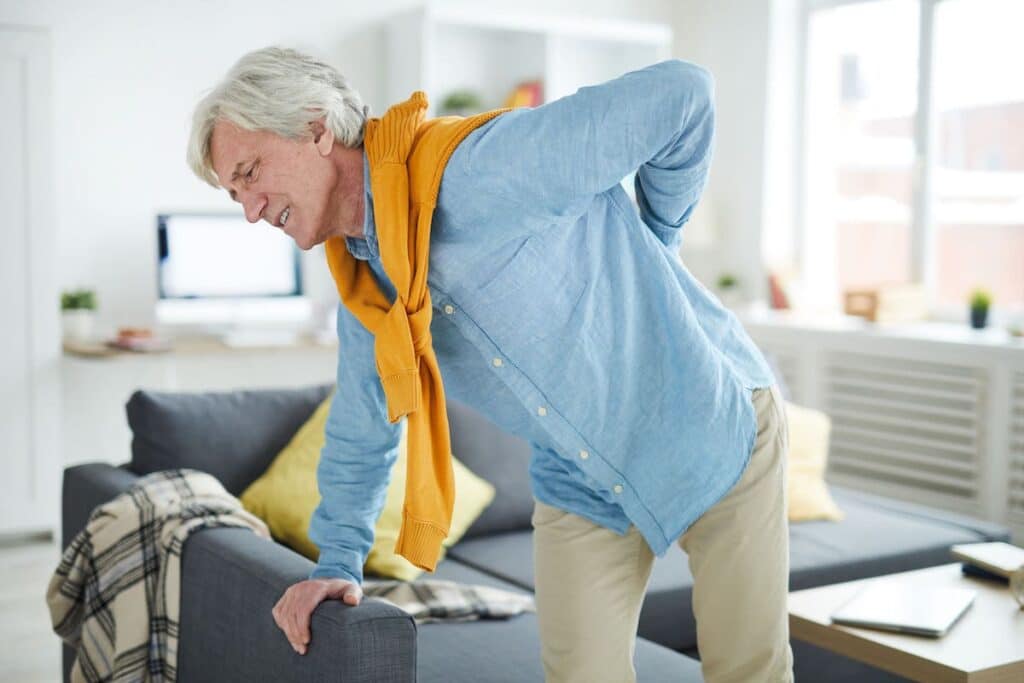 Personne vivant avec une cyphose dorsale, un handicap potentiel