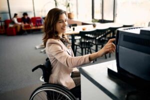 Une personne en situation de travail, de préférence un travailleur handicapé, dans un bureau ou un environnement de travail adapté.