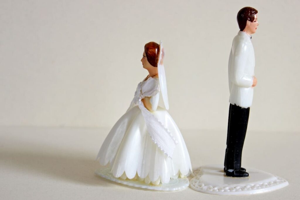 Couple discutant avec un avocat lors d'une procédure de divorce par consentement mutuel