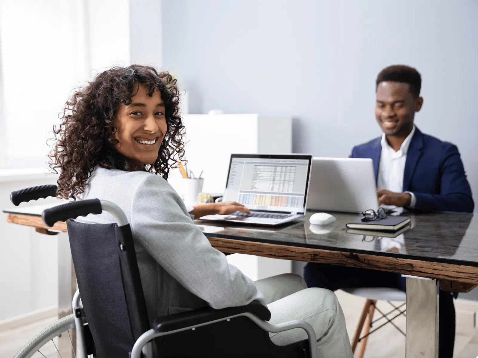 Une personne handicapé a un entretien d'embauche