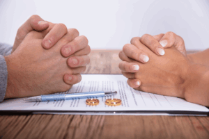 Couple qui passe par la liquidation des biens dans leur divorce