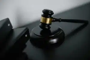 Orientation ESAT refusée : pourquoi saisir le tribunal administratif et non le pôle social
