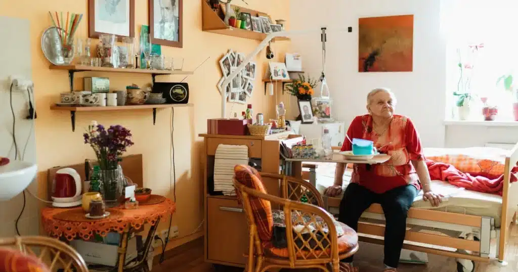 Maltraitance en établissement pour personnes handicapées : signalement et recours 1 Espace commun lumineux et accueillant dans un établissement d'accueil, avec mobilier confortable et lumière naturelle.