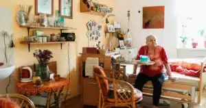 Espace commun lumineux et accueillant dans un établissement d'accueil, avec mobilier confortable et lumière naturelle.