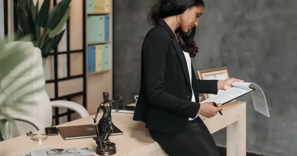 Projet personnalisé d'accompagnement non respecté : vos droits 2 Mains examinant attentivement des documents officiels sur un bureau en bois, lumière naturelle douce.