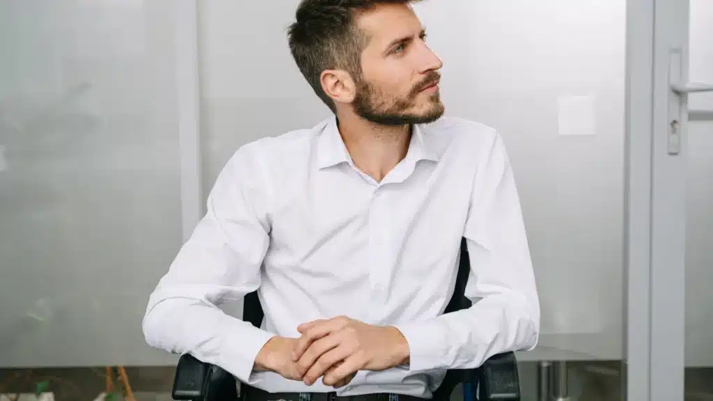 Dossier administratif MDPH posé sur un bureau avec formulaires et stylo