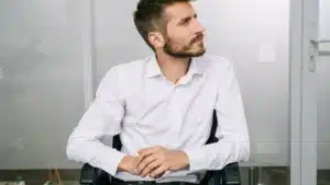 Dossier administratif MDPH posé sur un bureau avec formulaires et stylo