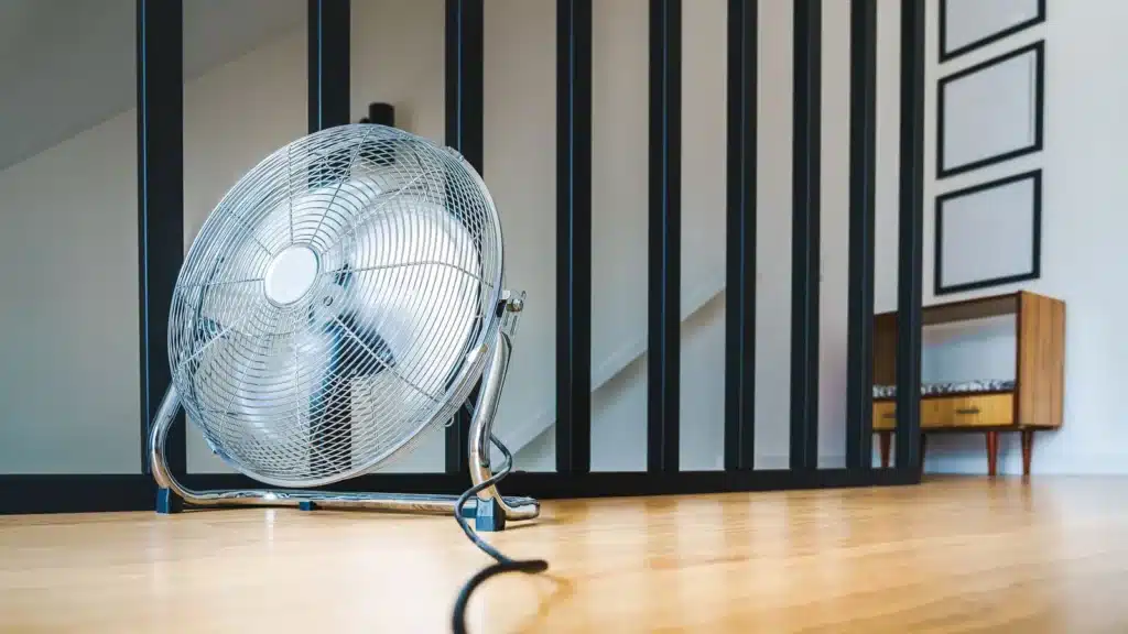 Appartement surchauffé en été avec thermomètre affichant une température élevée