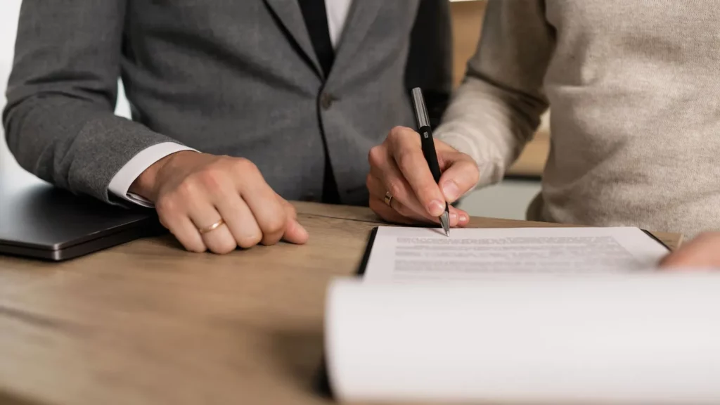 Donation familiale : récupérer son bien pour ingratitude 1 Maison familiale avec document juridique posé sur une table en bois