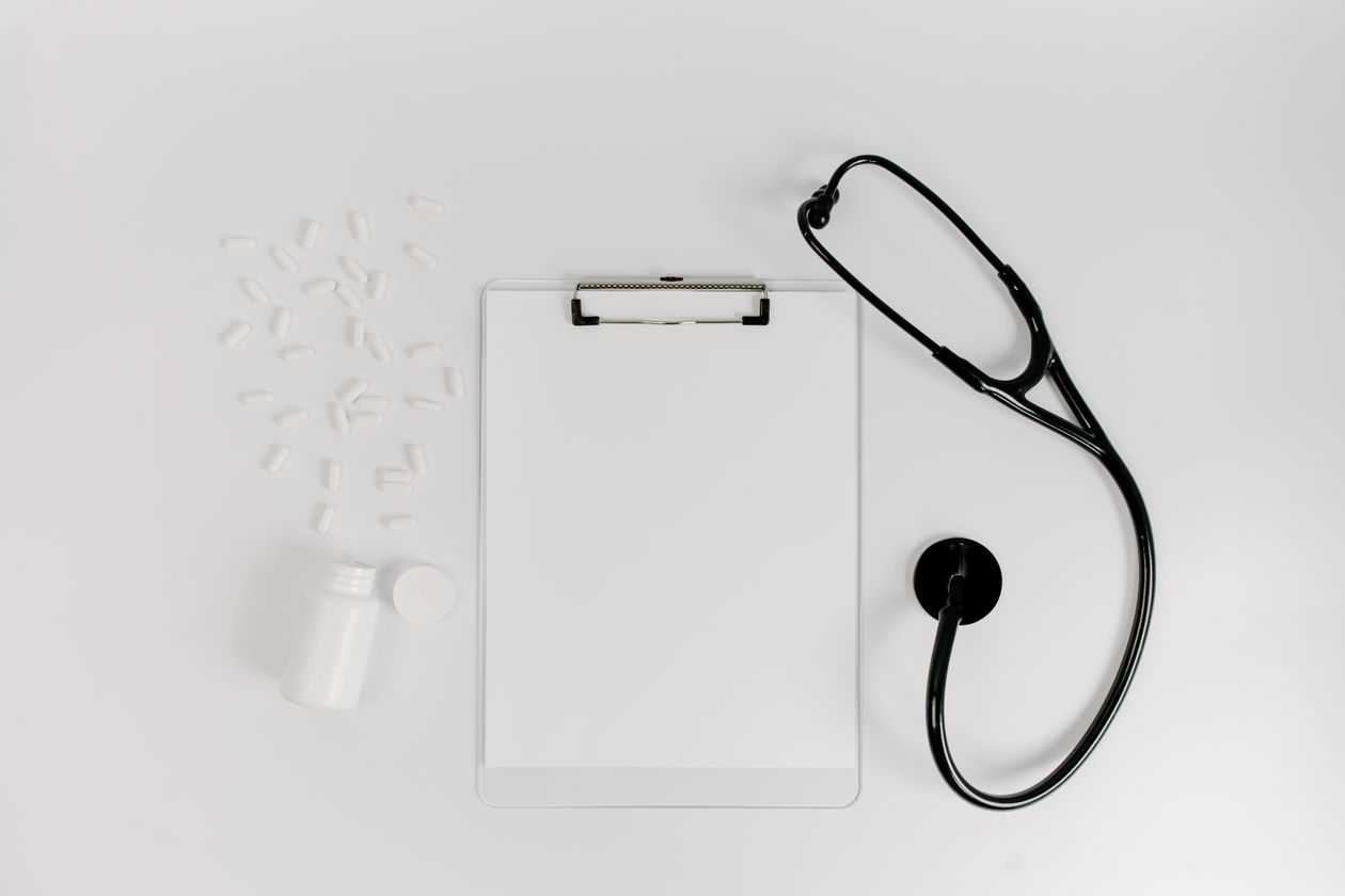 Franchises médicales à 140 euros : ni l'ALD ni l'AAH n'exonèrent 1 Ordonnance médicale et boite de médicaments