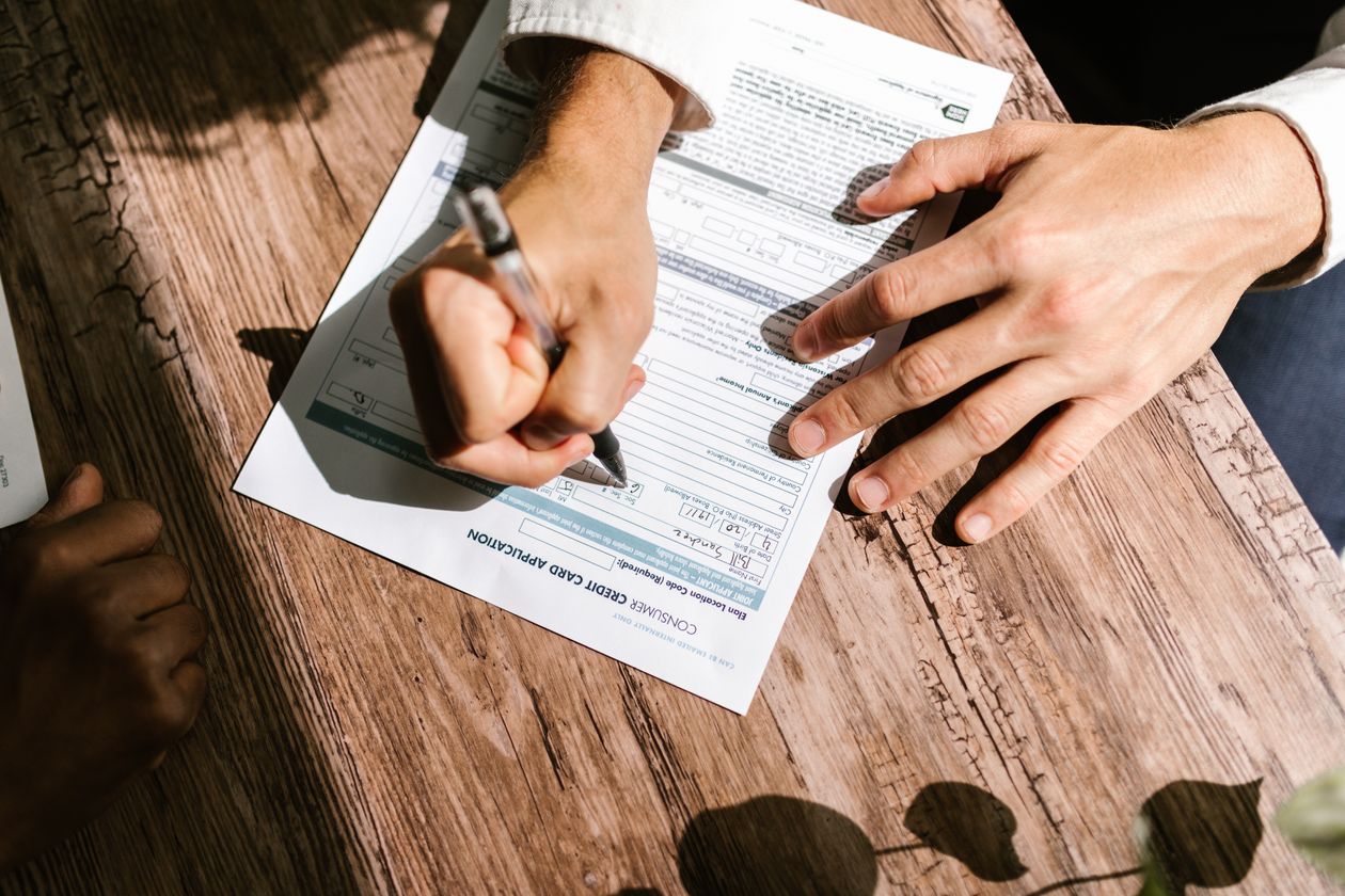 Formulaire MDPH : la généralisation soumise à évaluation et concertation 1 Formulaire papier et stylo sur table en bois