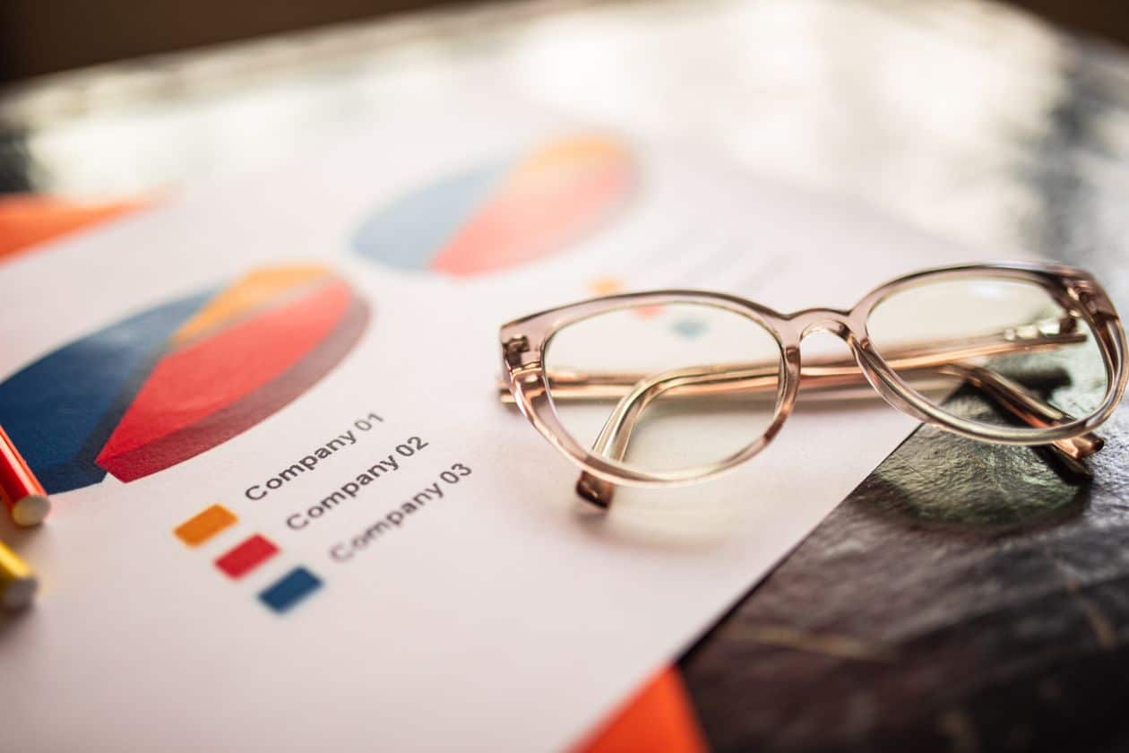 Retraite anticipée des travailleurs handicapés : ce qui change au 1er septembre 1 Documents et lunettes sur une table