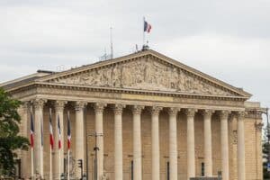 Avocat en droit du handicap 12 Façade de l'Assemblée nationale à Paris, drapeaux tricolores